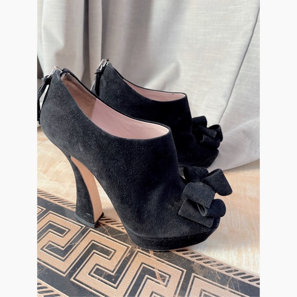 🔥NEW🔥 MIU MIU Black Suede Bow Peep Toe Platform Pumps - Picture 3 of 5